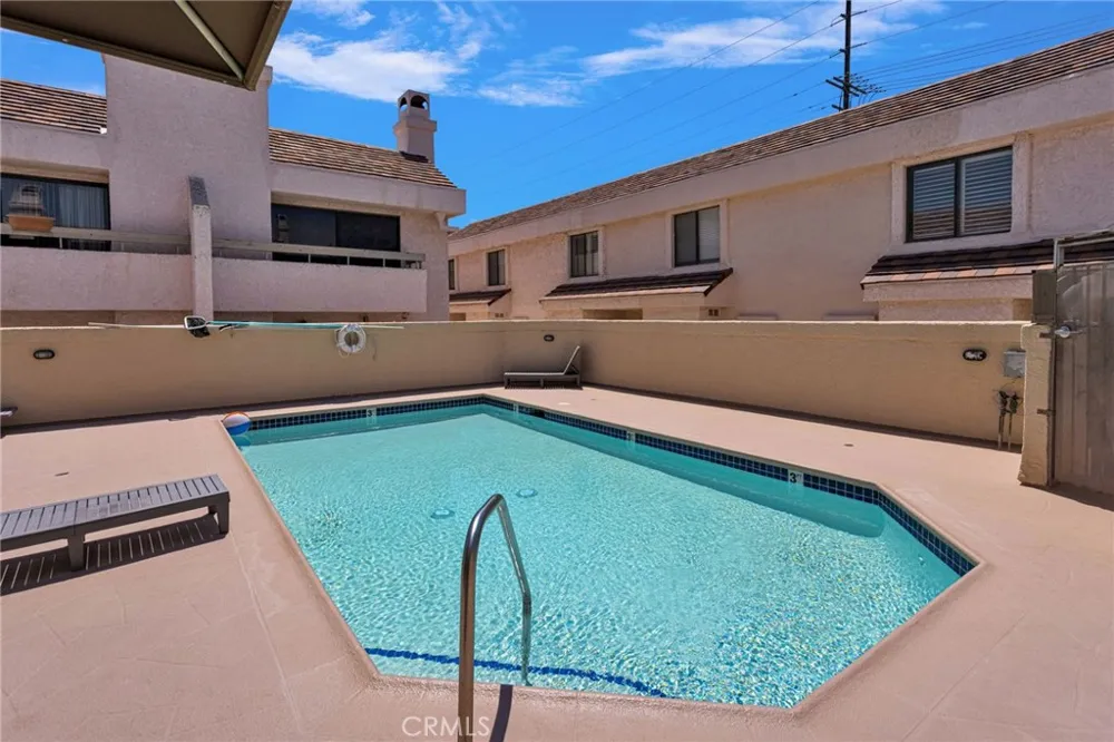 9906 Owensmouth #14 Chatsworth, CA 91311