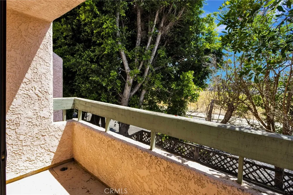 9906 Owensmouth #14 Chatsworth, CA 91311