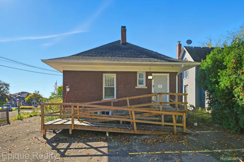 33432 Oakland Street Farmington City, MI 48335