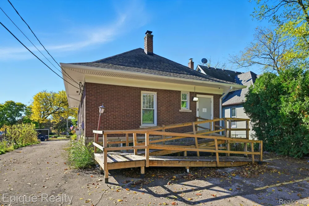 33432 Oakland Street Farmington City, MI 48335
