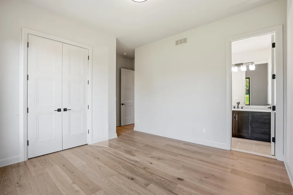 5803 Cotswold Drive Washington Township, MI 48094