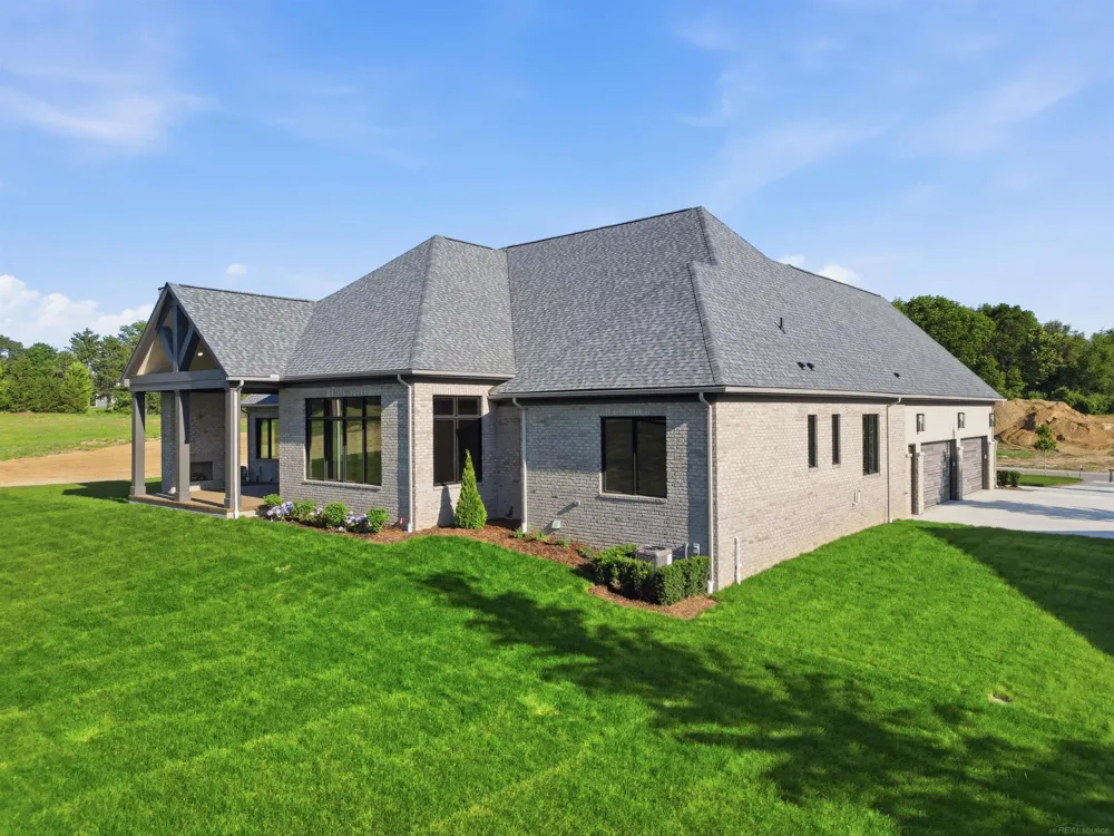 5803 Cotswold Drive Washington Township, MI 48094