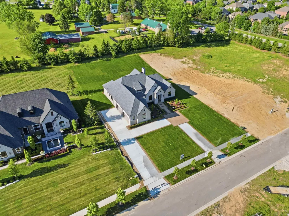 5803 Cotswold Drive Washington Township, MI 48094