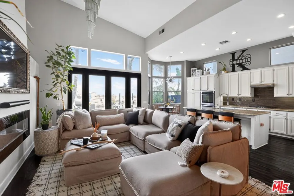 5018 S Chariton Avenue Los Angeles, CA 90056