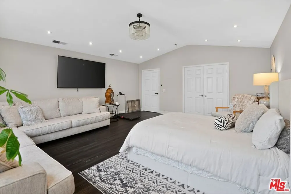 5018 S Chariton Avenue Los Angeles, CA 90056