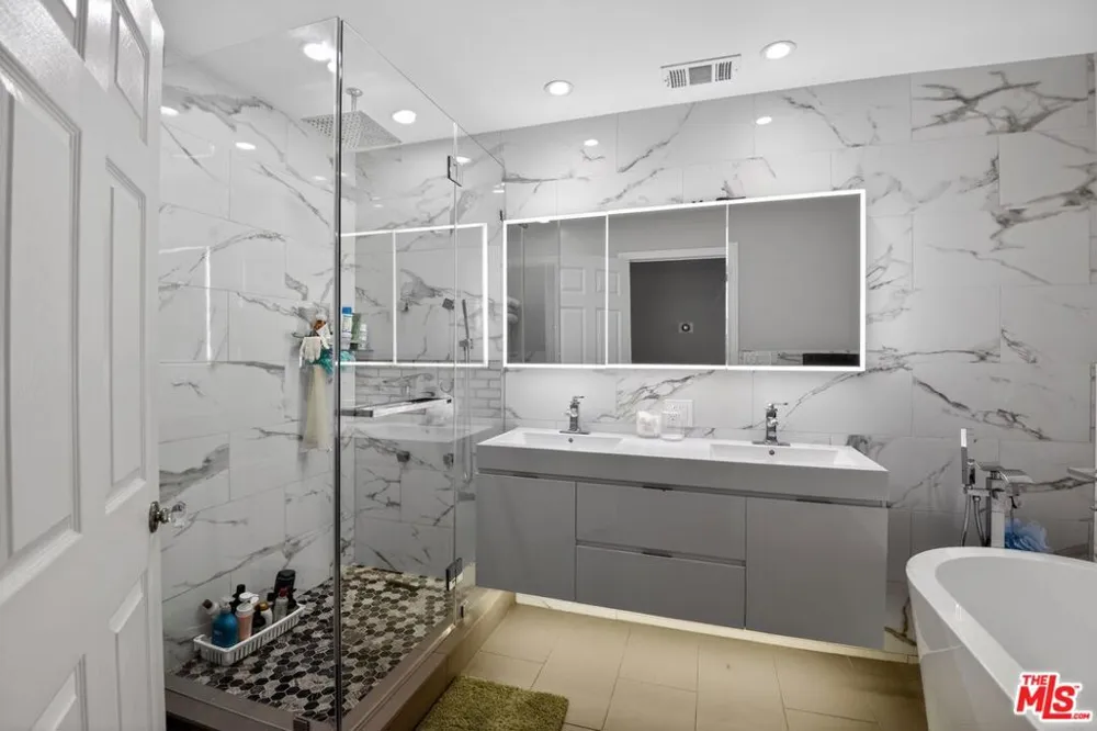 5018 S Chariton Avenue Los Angeles, CA 90056
