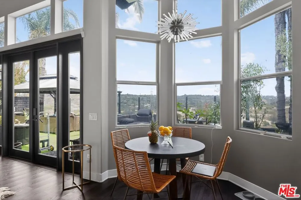 5018 S Chariton Avenue Los Angeles, CA 90056