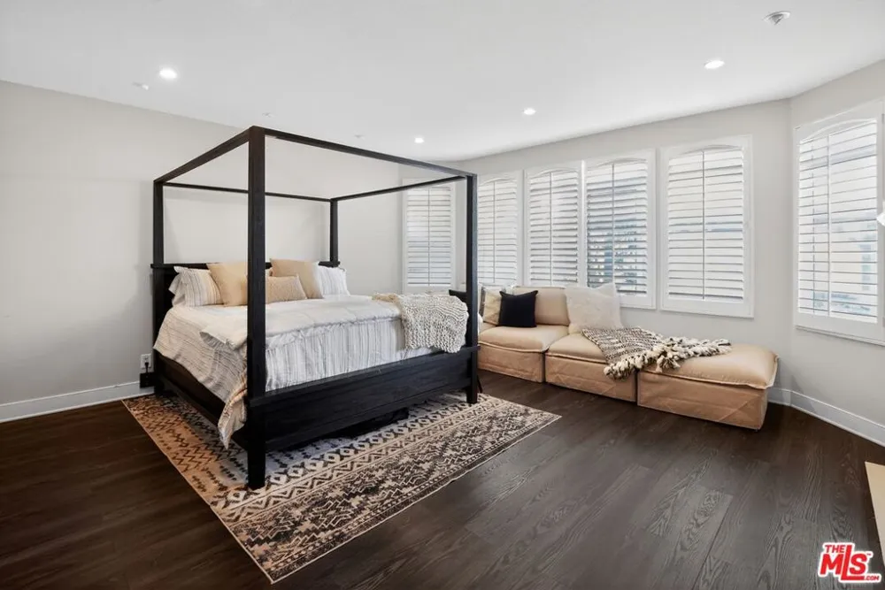 5018 S Chariton Avenue Los Angeles, CA 90056