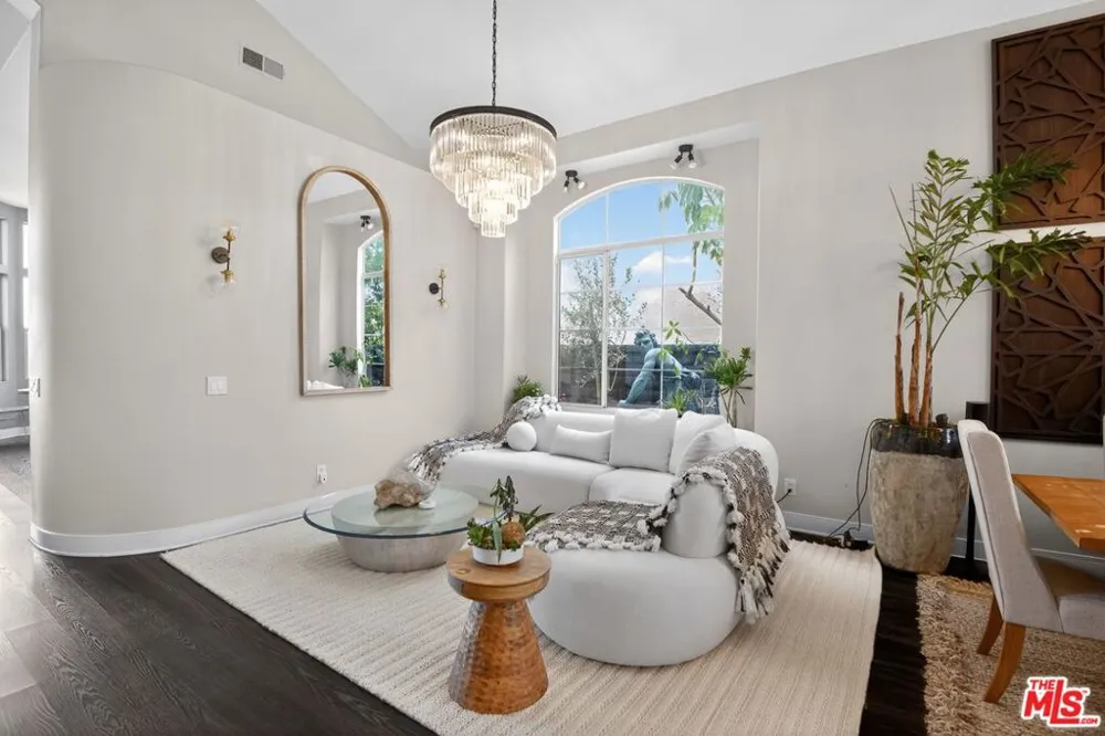 5018 S Chariton Avenue Los Angeles, CA 90056