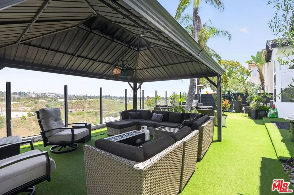 5018 S Chariton Avenue Los Angeles, CA 90056