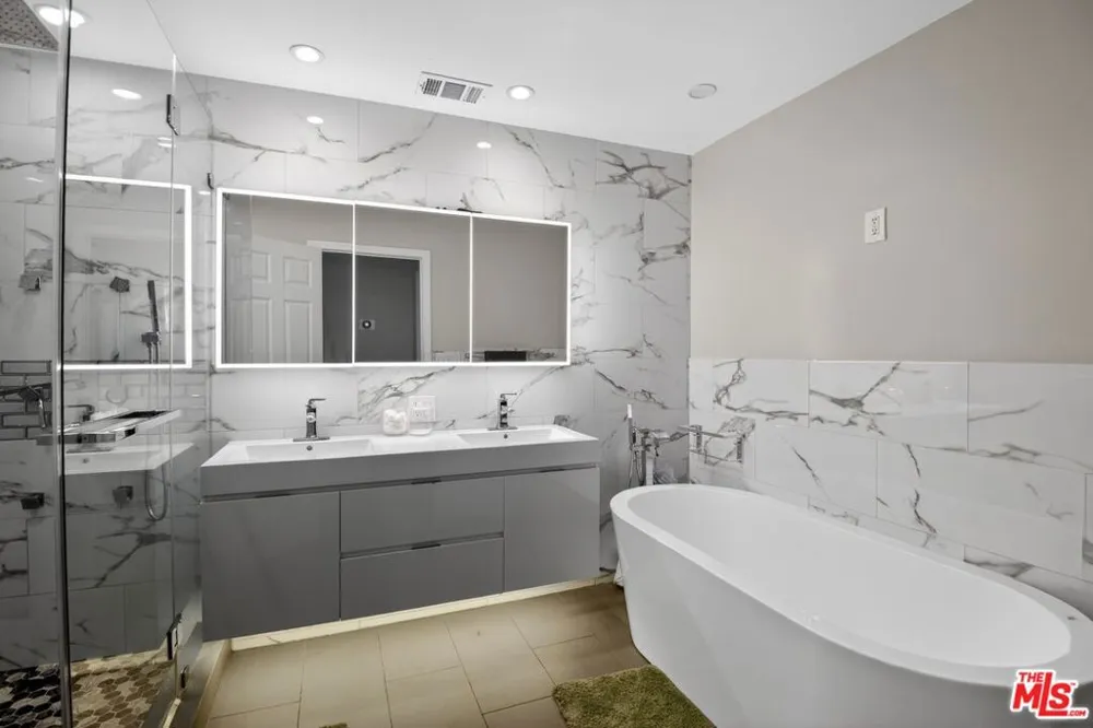 5018 S Chariton Avenue Los Angeles, CA 90056