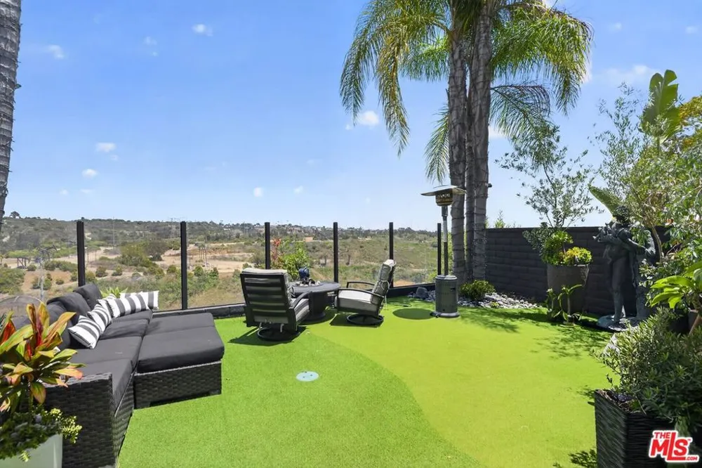5018 S Chariton Avenue Los Angeles, CA 90056