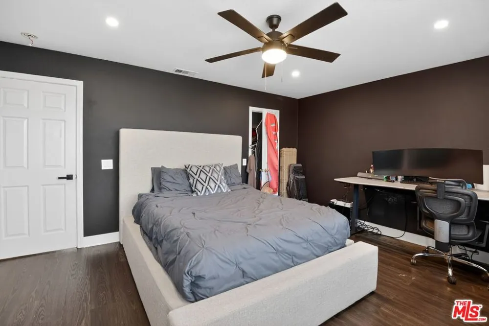 5018 S Chariton Avenue Los Angeles, CA 90056