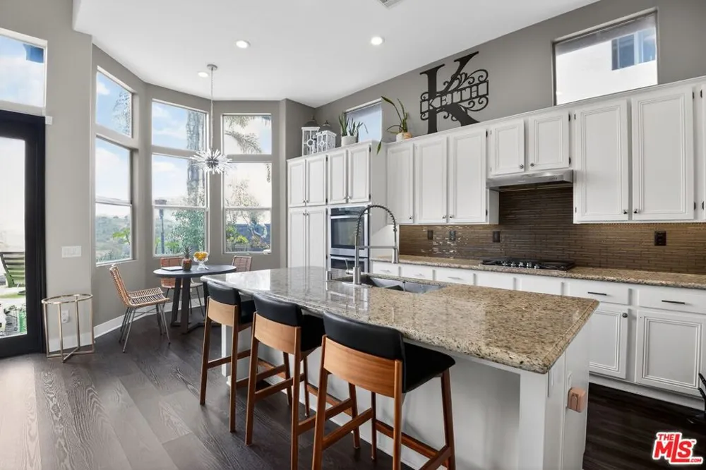 5018 S Chariton Avenue Los Angeles, CA 90056