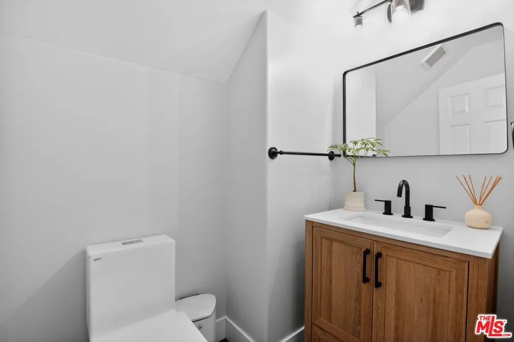 5018 S Chariton Avenue Los Angeles, CA 90056