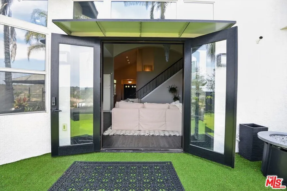 5018 S Chariton Avenue Los Angeles, CA 90056