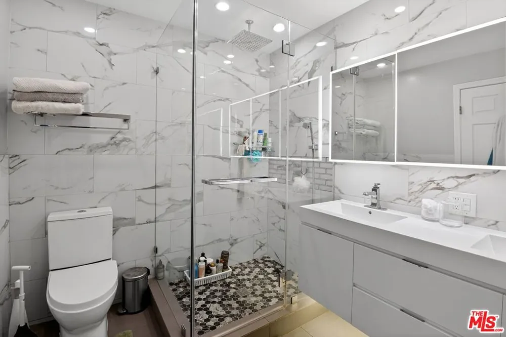 5018 S Chariton Avenue Los Angeles, CA 90056