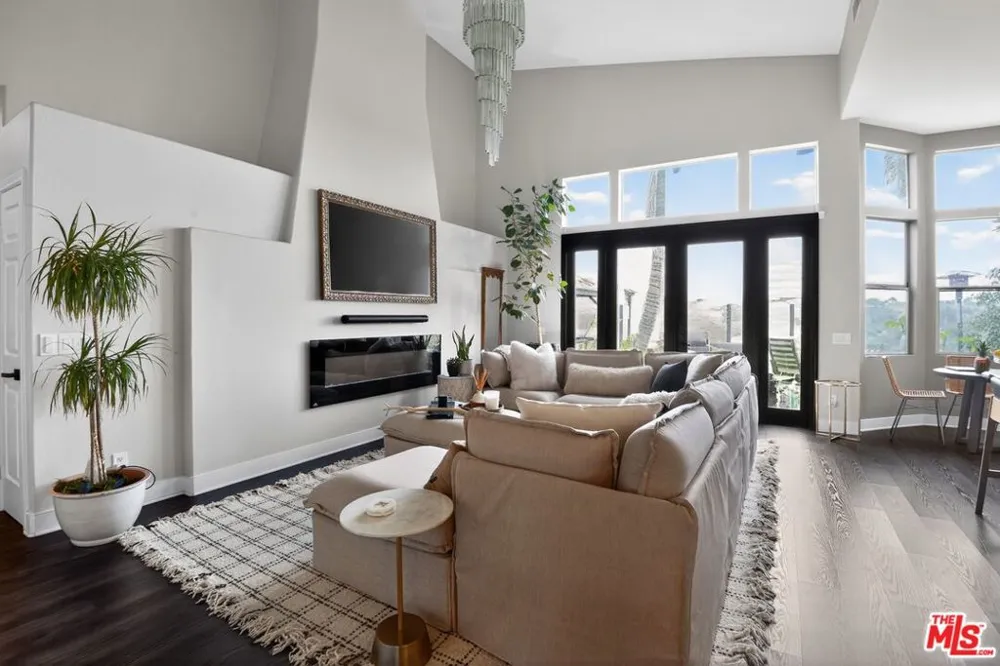 5018 S Chariton Avenue Los Angeles, CA 90056