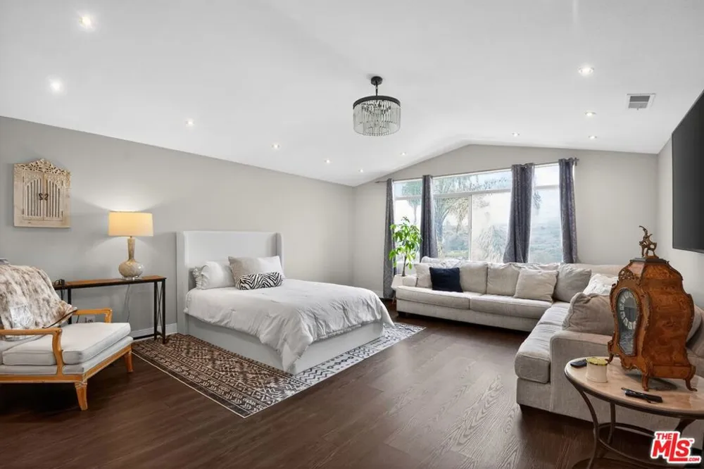 5018 S Chariton Avenue Los Angeles, CA 90056