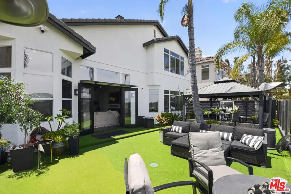5018 S Chariton Avenue Los Angeles, CA 90056