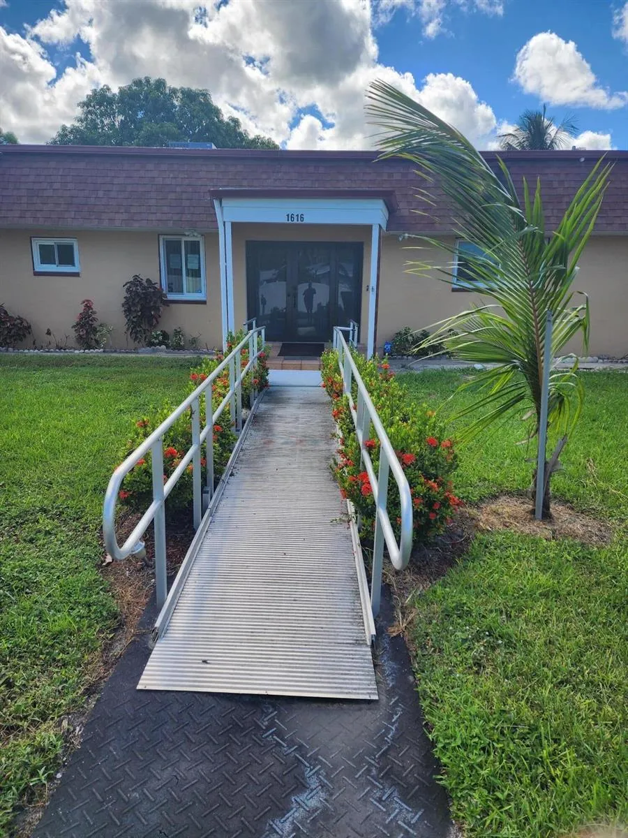 1616 Crandon Avenue Mangonia Park, FL 33407