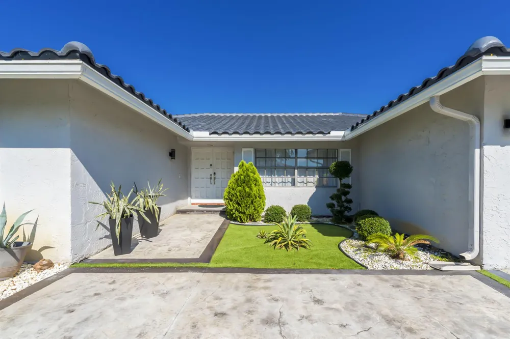 8555 SW 1st Place Coral Springs, FL 33071