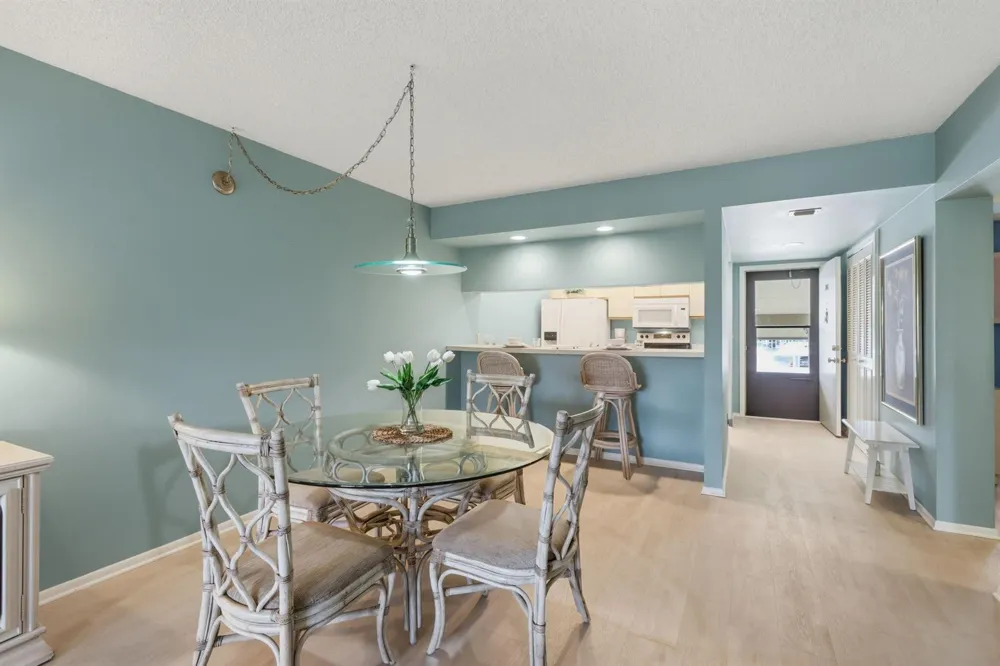 29 Plantation Drive #202 Vero Beach, FL 32966