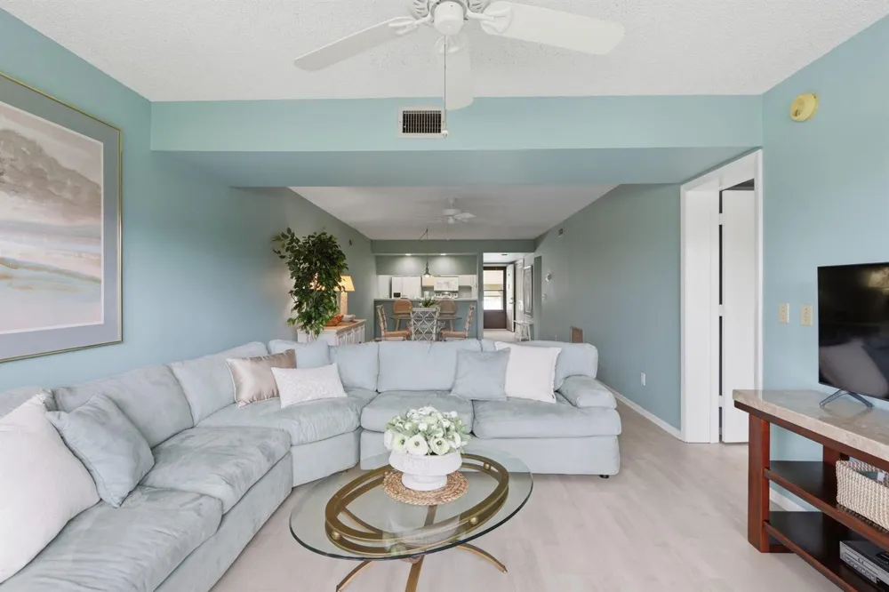 29 Plantation Drive #202 Vero Beach, FL 32966