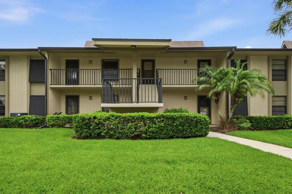 29 Plantation Drive #202 Vero Beach, FL 32966