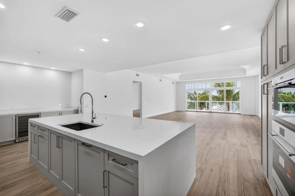 176 Lake Drive #1-302 Palm Beach Shores, FL 33404