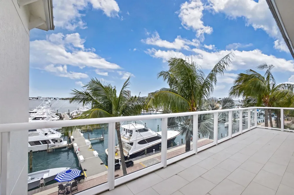 176 Lake Drive #1-302 Palm Beach Shores, FL 33404