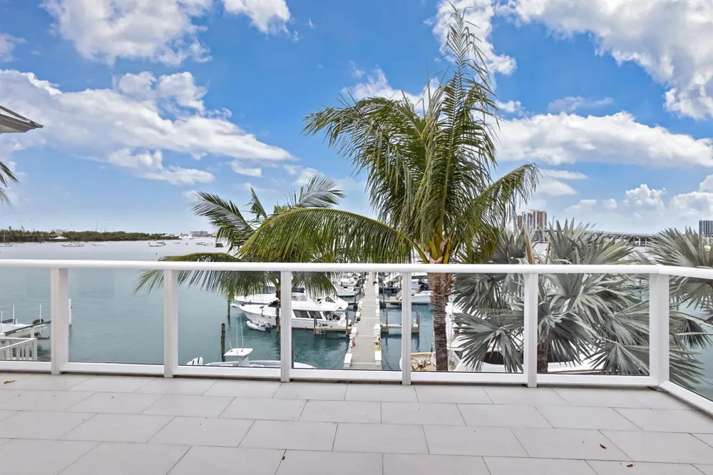 176 Lake Drive #1-302 Palm Beach Shores, FL 33404