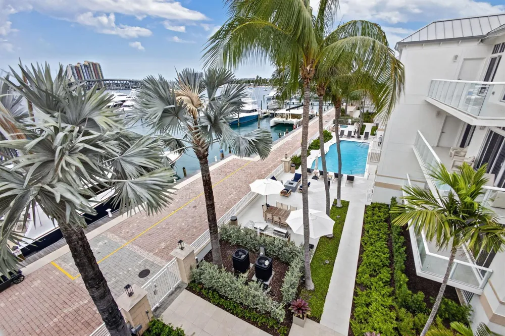 176 Lake Drive #1-302 Palm Beach Shores, FL 33404