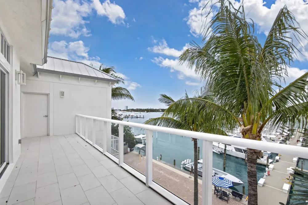 176 Lake Drive #1-302 Palm Beach Shores, FL 33404