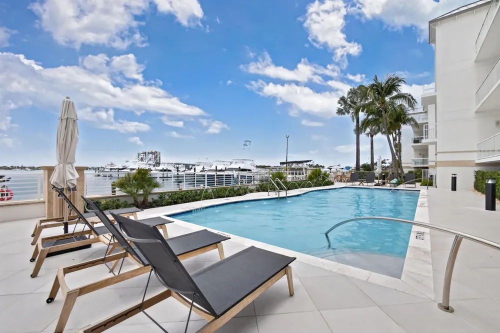 176 Lake Drive #1-302 Palm Beach Shores, FL 33404