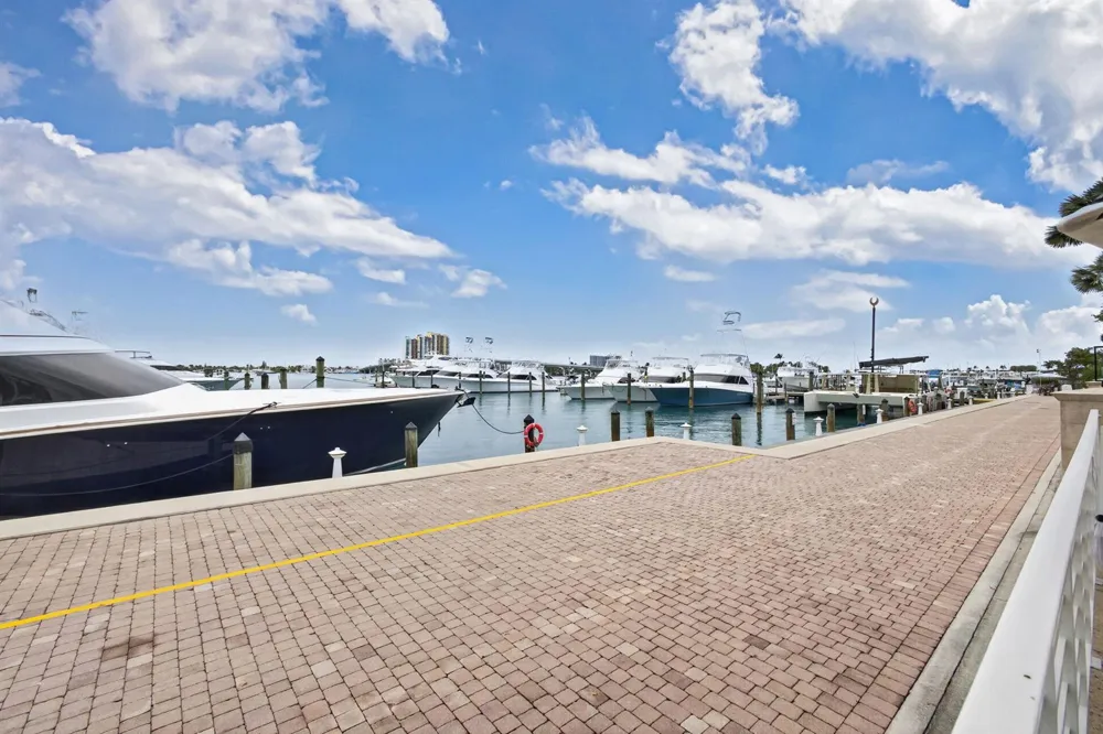 176 Lake Drive #1-302 Palm Beach Shores, FL 33404