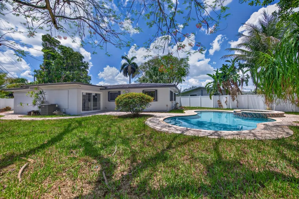2740 NW 9th Lane Wilton Manors, FL 33311