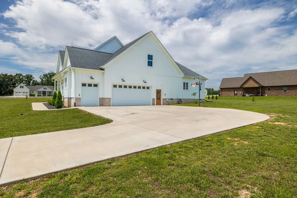134 Hurst Dr Leoma, TN 38468