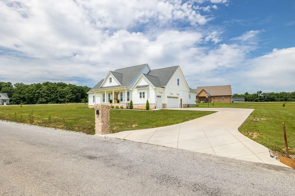 134 Hurst Dr Leoma, TN 38468