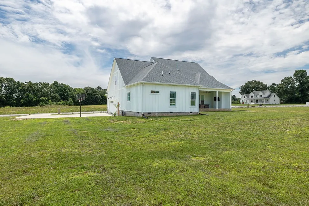 134 Hurst Dr Leoma, TN 38468