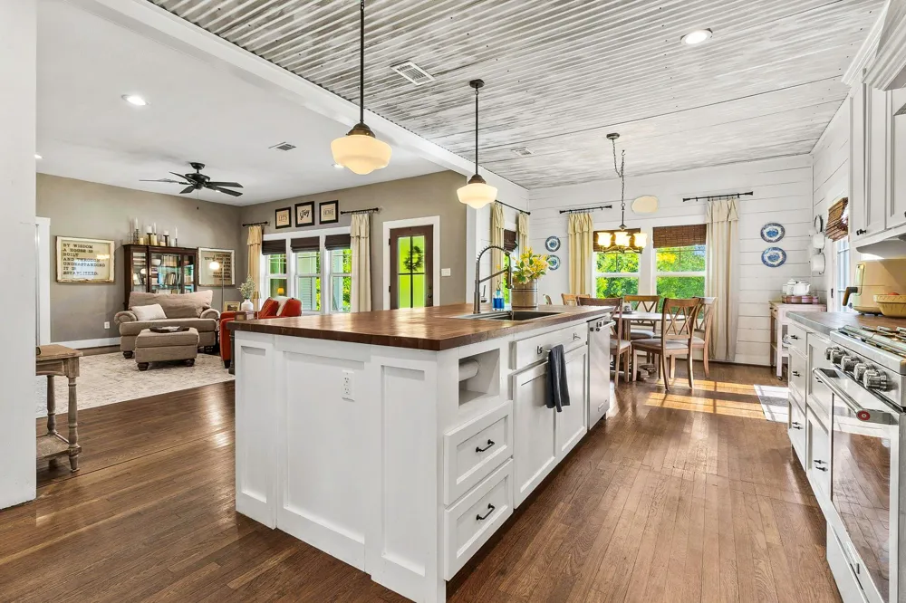 1699 Old Woodville Road Livingston, TX 77351