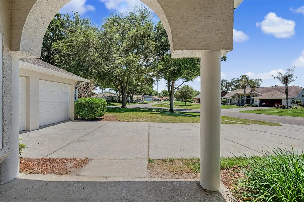 6208 HUNTINGTON DRIVE Zephyrhills, FL 33542