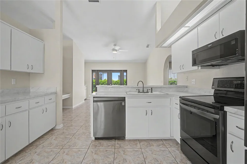 6208 HUNTINGTON DRIVE Zephyrhills, FL 33542