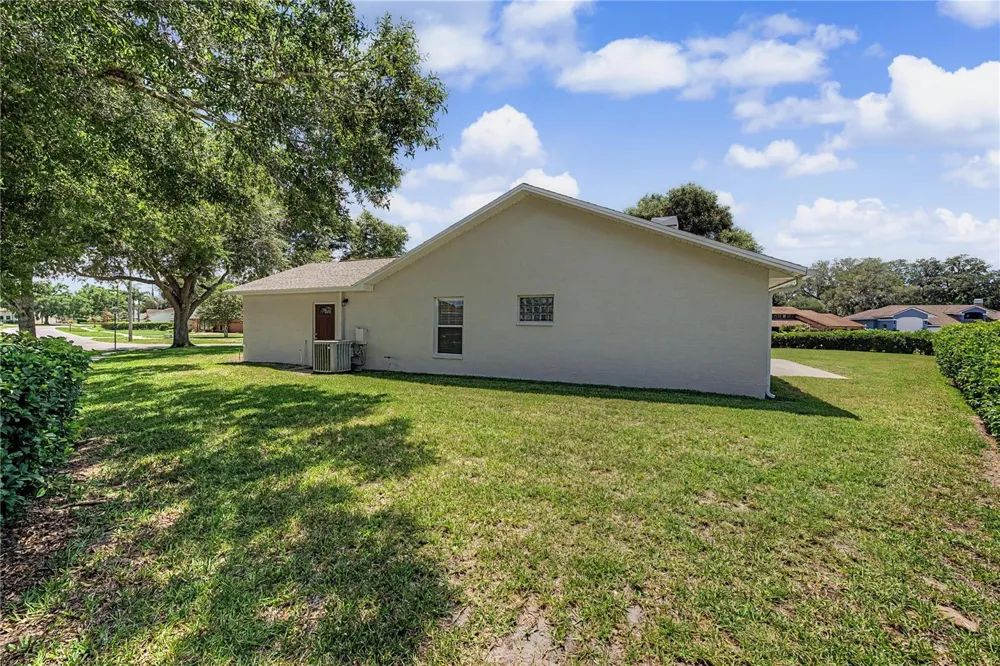 6208 HUNTINGTON DRIVE Zephyrhills, FL 33542