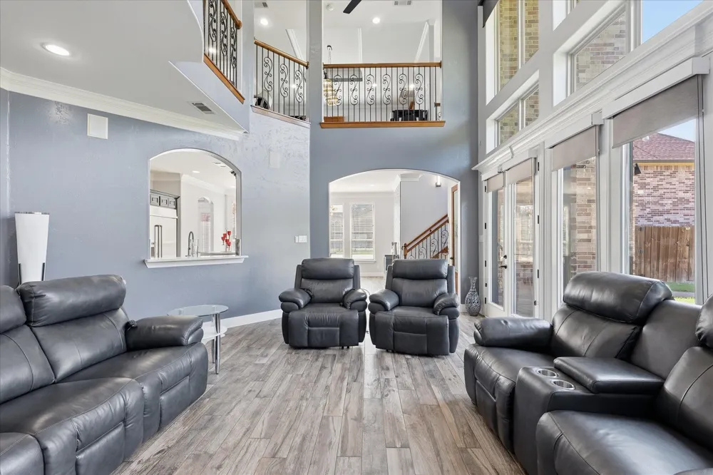 2056 Willow Bend Drive Oak Leaf, TX 75154