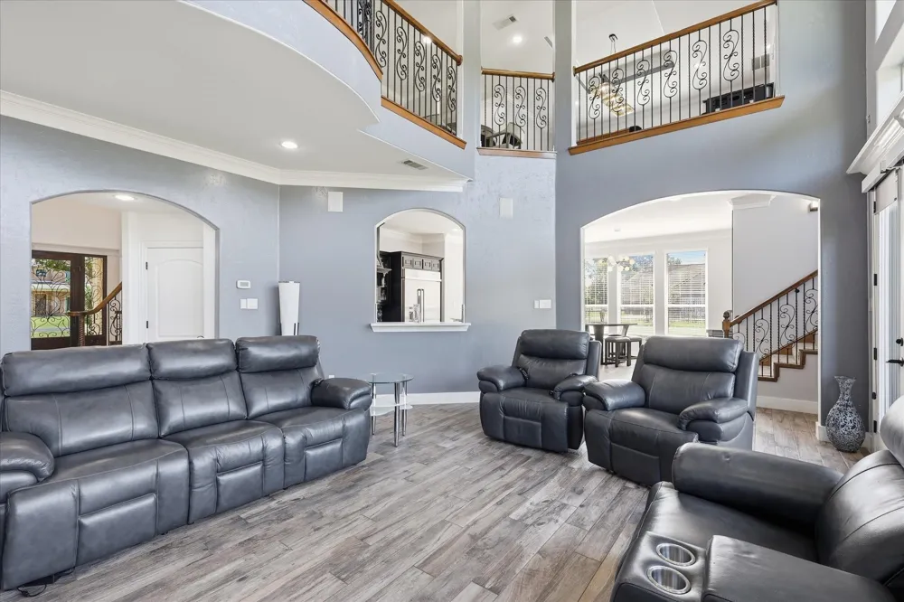 2056 Willow Bend Drive Oak Leaf, TX 75154