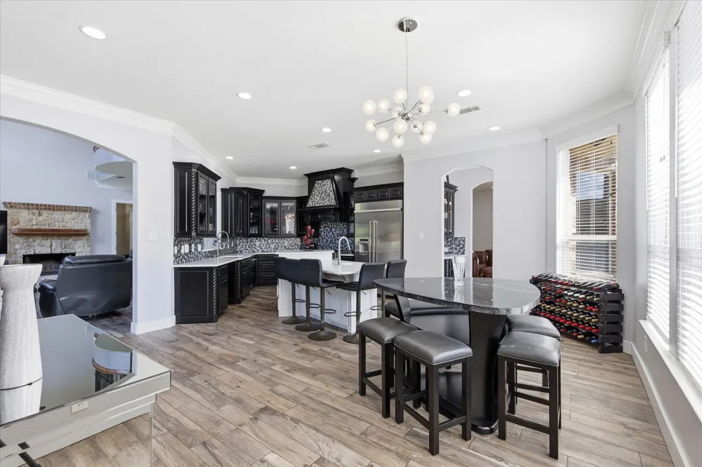2056 Willow Bend Drive Oak Leaf, TX 75154
