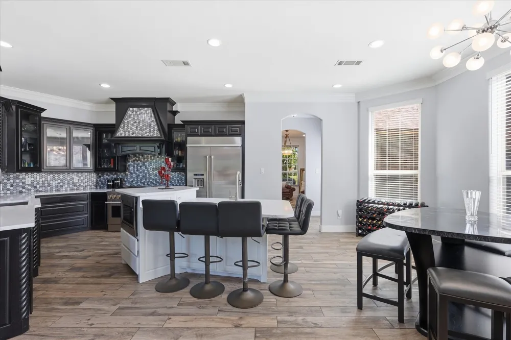 2056 Willow Bend Drive Oak Leaf, TX 75154