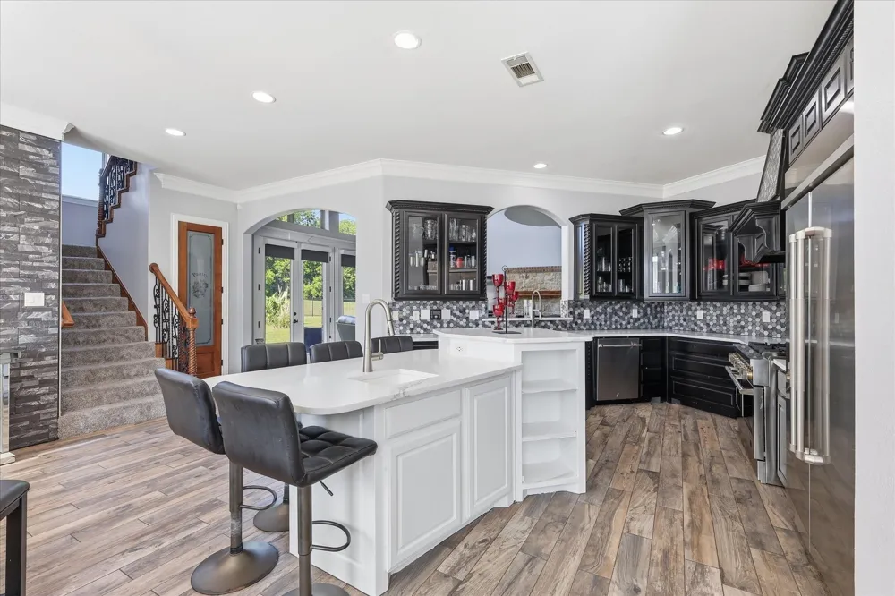 2056 Willow Bend Drive Oak Leaf, TX 75154