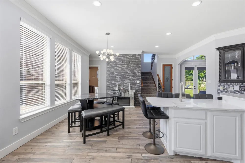 2056 Willow Bend Drive Oak Leaf, TX 75154